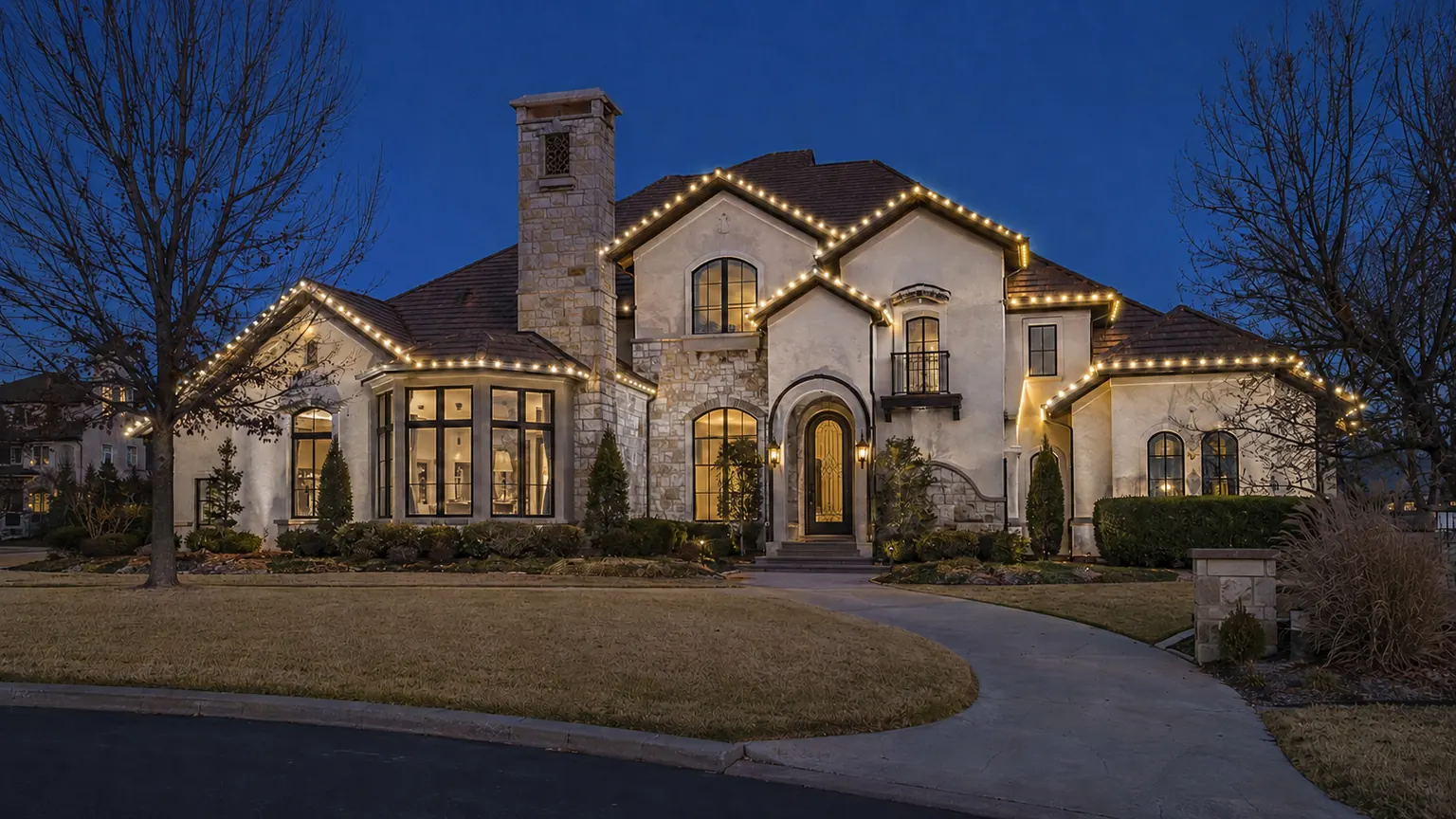 Classic Christmas roofline display
